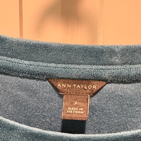 Banana Republic Deep Blue Velvet Puff Sleeve Top - Picture 2 of 3